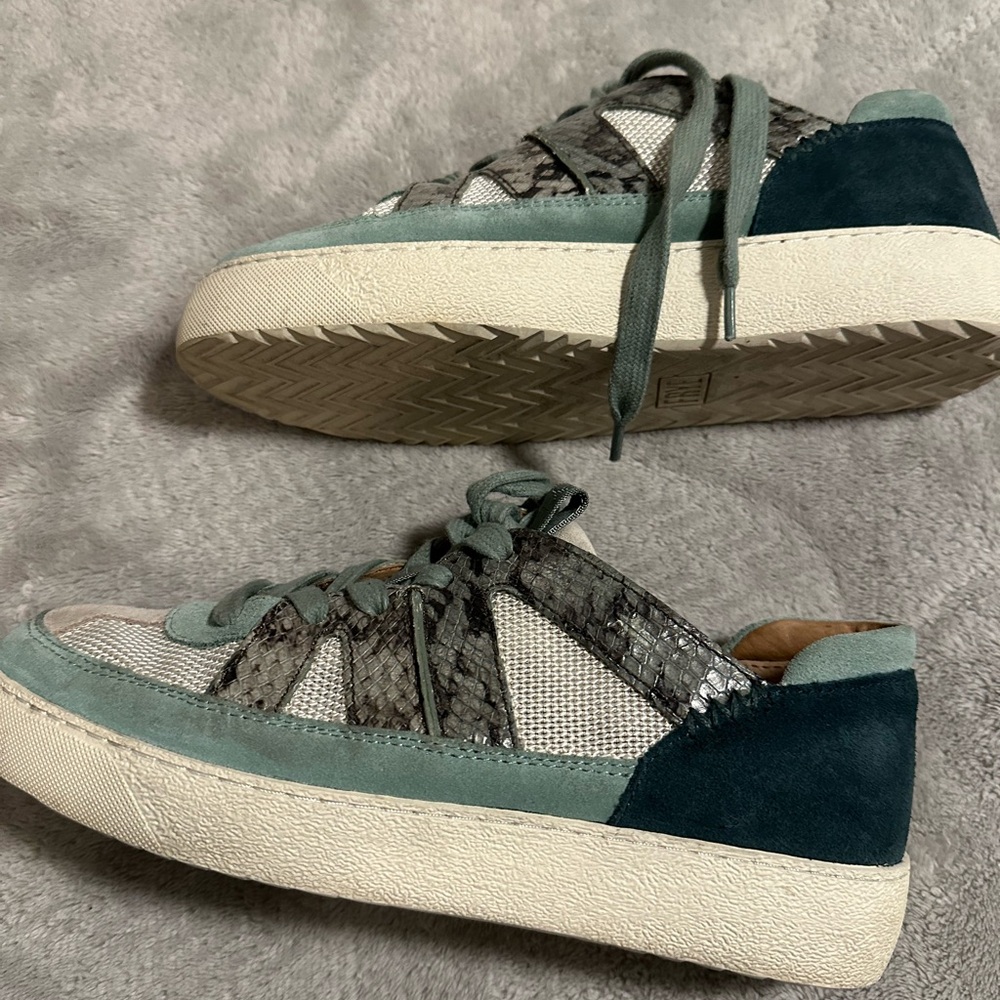 Super cute Frye sneakers in size 8!